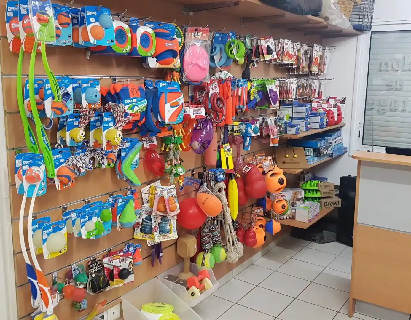 Boutique Akan Ton Education à Beaucouzé, spécialisée dans les accessoires, friandises et soins pour chiens et chats