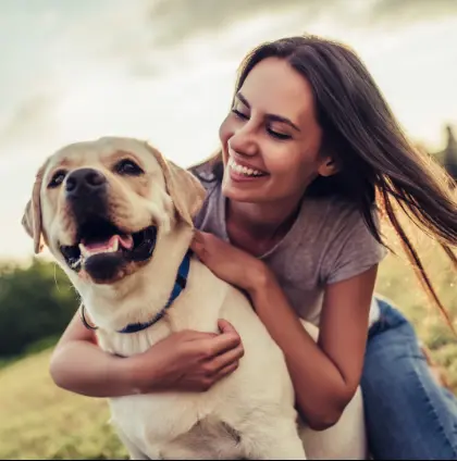 Maître avec son chien illustrant le bien-être et les soins pour rafraîchir son chien